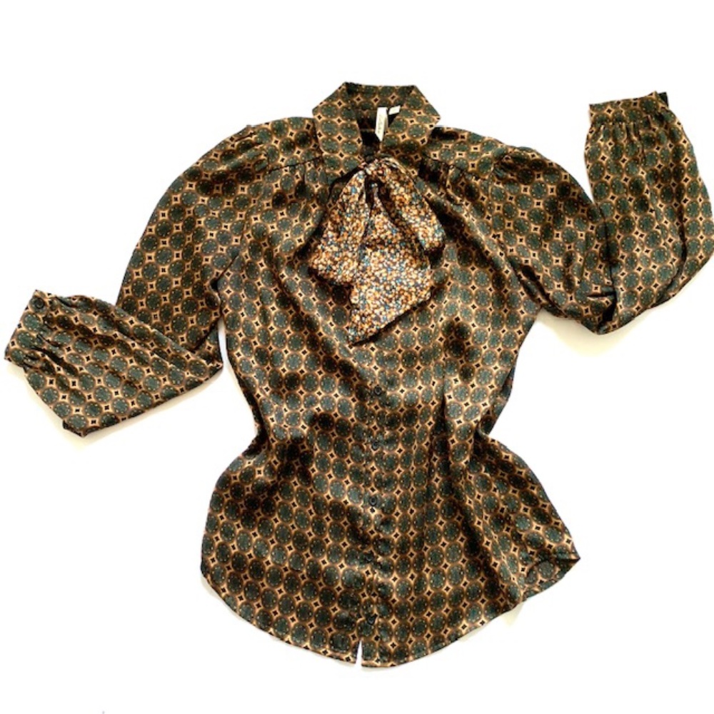 Bellatrix Blouse with Optional Tie